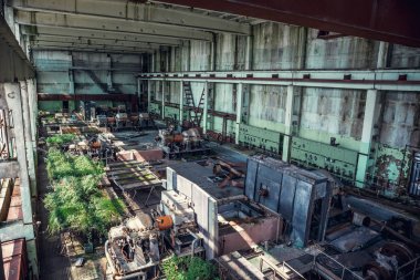 Terk edilmiş endüstriyel fabrika, büyük ambar veya hangar paslı ekipman ve makine aletleri ile bina kalıntıları