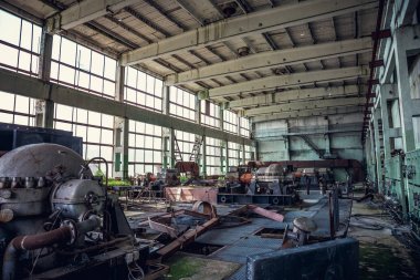 Terk edilmiş endüstriyel fabrika, büyük ambar veya hangar paslı ekipman ve makine aletleri ile bina kalıntıları