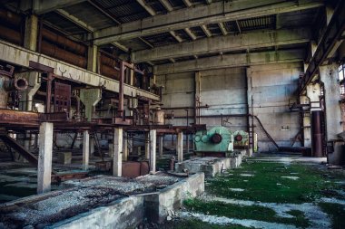 Terk edilmiş endüstriyel fabrika, büyük ambar veya hangar paslı ekipman ve makine aletleri ile bina kalıntıları
