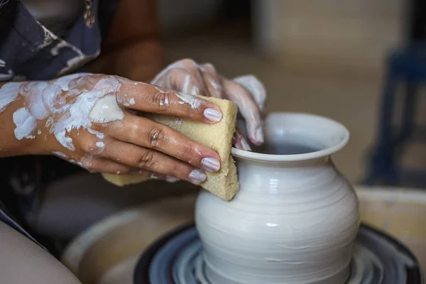 Potter making ceramic pot or vase on pottery wheel — Stock Photo, Image