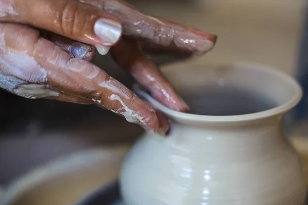 Potter moldando uma forma de panela com os dedos, fechar as mãos oleiro, tonificado — Fotografia de Stock