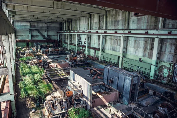 Ruiny, opuszczone fabryki, dużych hurtowni lub hangaru budynku z zardzewiały sprzęt i maszyny — Zdjęcie stockowe