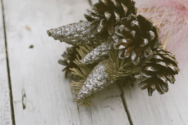 Pine cone pada latar belakang kayu putih sebagai elemen dekorasi untuk Natal — Stok Foto