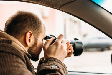 Özel Dedektif ya da muhabir ya da araba ve çekici fotoğraf profesyonel fotoğraf makinesi ile oturma paparazzi