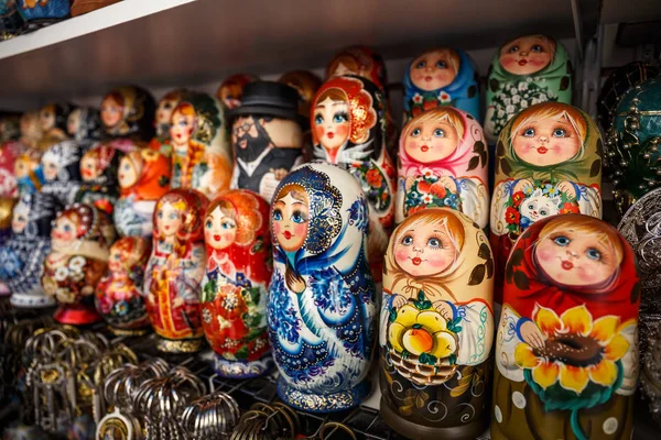 Група російських сувенірні Матрьошка на полиці магазину - дерев'яна іграшка у вигляді пофарбовані лялька — стокове фото