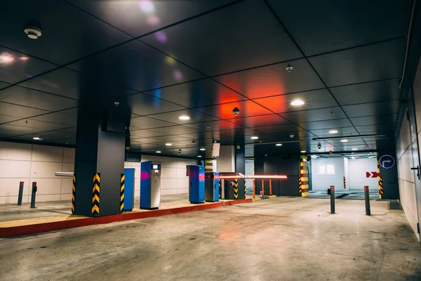 Garaje subterráneo o aparcamiento moderno — Foto de Stock