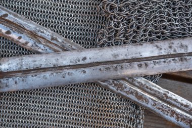 Zincir zırh üzerinde çapraz kılıç yakın tarihi eski silah kavramı,