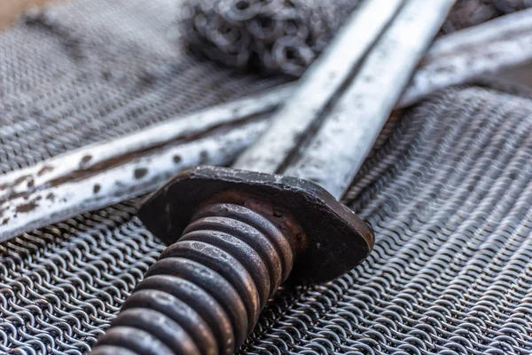 Gekruiste zwaarden op chain armor, close-up, historische oude wapen — Stockfoto