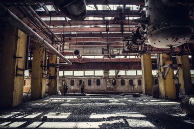 Bekleyen bir yıkım için bina terk edilmiş Metalurji Ekskavatör bitki veya fabrika iç, endüstriyel depo