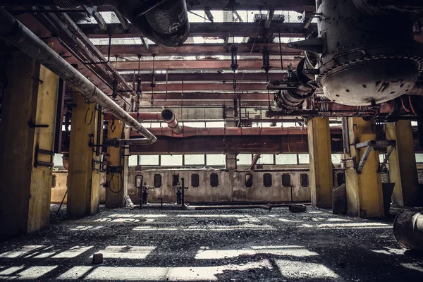 Verlaten metallurgische graafmachine fabriek of fabriek interieur, industrieel pakhuis wachten op een sloop gebouw — Stockfoto