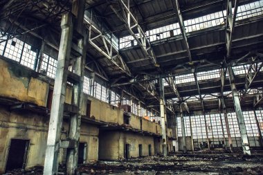 Büyük endüstriyel salonu veya Ambar çöp, yıkık fabrika ile terk