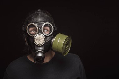 Öfkeli gözleri, kopya alanı olan Gaz Maskeli adam portresi