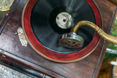 Pikap vinil plak çalar veya antika gramofon. Vinil disk için Retro ses ekipmanları