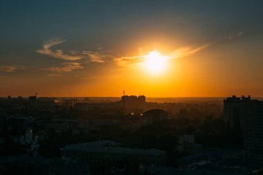 Şehir üzerinde günbatımı panorama