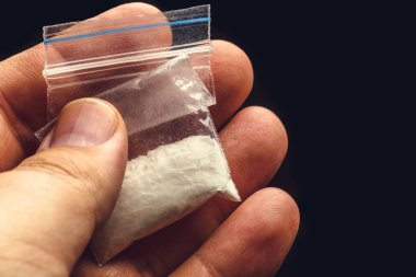 Parmak tutan plastik torba kokain toz veya başka bir narkotik mans