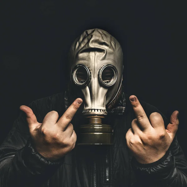 Portrait of man in gas mask, shows middle fingers sign by both hands — Stock Photo, Image