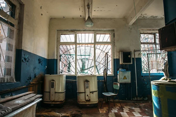 Cuarto de lavado viejo espeluznante en el hospital abandonado — Foto de Stock