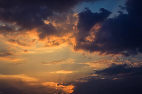 Himmel und Wolken bei Sonnenuntergang als Hintergrund — Stockfoto