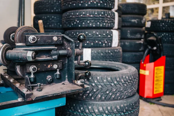 Muchos neumáticos de invierno o ruedas de coche en el garaje de la estación de servicio de reparación, concepto de reemplazo de neumáticos —  Fotos de Stock