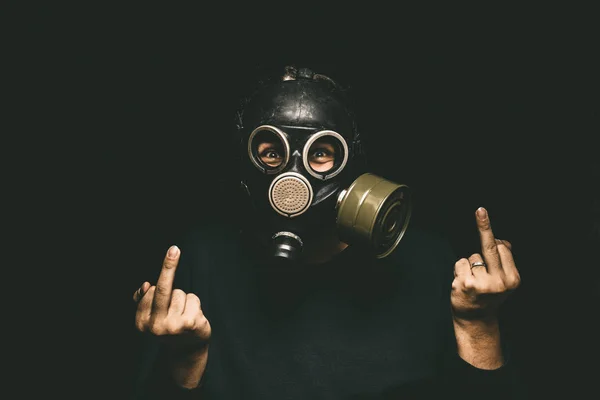Man in gas masker vertoont middelste vingers van beide handen — Stockfoto