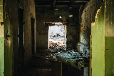 Yıkık endüstriyel fabrika binası, koridor görünümü perspektif, kalıntıları ve yıkım felaket konsepti ile terk