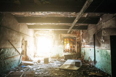 Terk edilmiş evde afet, savaş, deprem, kasırga veya diğer doğal Tufan, güneş ışığı karanlık kirli odada sonra Bina içinde harap