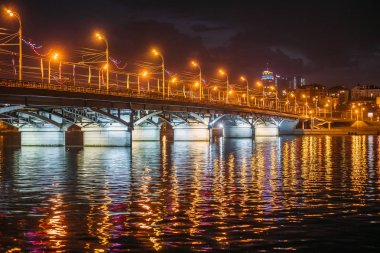 Akşam Voronej city, Rusya Federasyonu. Voronej su deposu su yansımalar gece ile ışıklı Chernavsky köprü