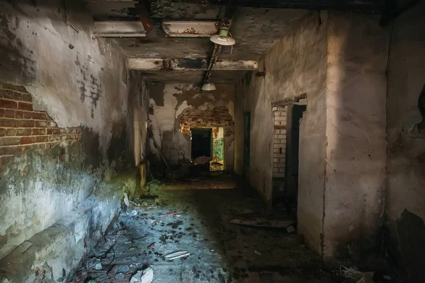 Abandonado edifício industrial arruinado, vista corredor com perspectiva, ruínas e conceito de desastre de demolição — Fotografia de Stock