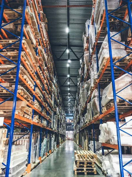 Armazém ou hangar armazéns ou prateleiras com caixas e mercadorias. Entrega e distribuição logística industrial — Fotografia de Stock