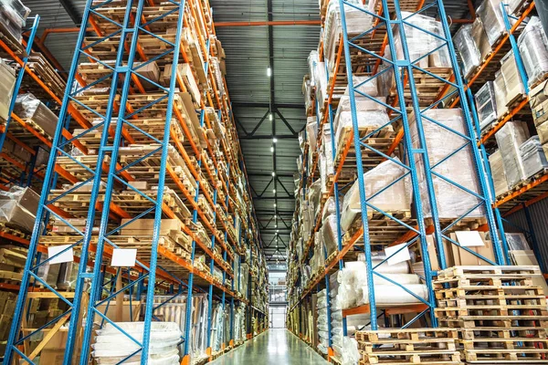 Armazém ou hangar armazéns ou prateleiras com caixas e mercadorias. Entrega e distribuição logística industrial — Fotografia de Stock