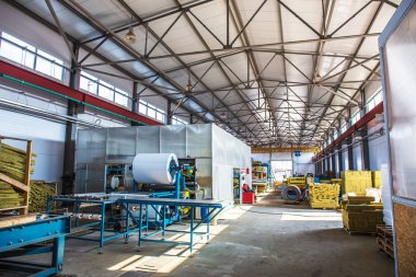 Isı yalıtımı üretim hattı. Sandviç panel, atölye, sanayi iç, büyük hangar rulo konveyör imalatı için tezgahlar