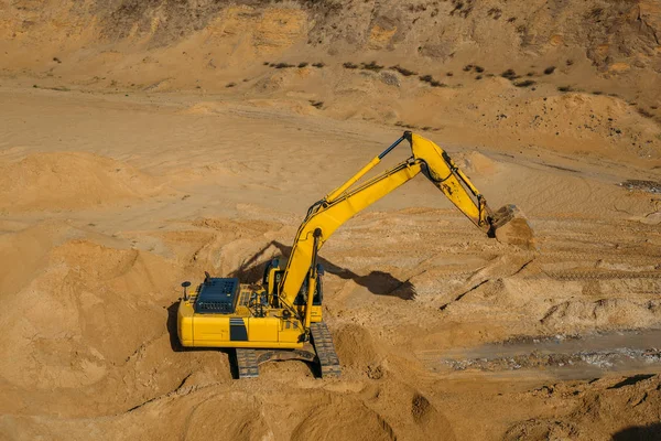 Graafmachine loader in zand mijnbouw steengroeve, bekijken van bovenaf — Stockfoto