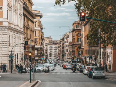 Roma, İtalya - 23 Ekim 2019: Roma şehir merkezindeki İtalyan caddesinde eski mimari binalar