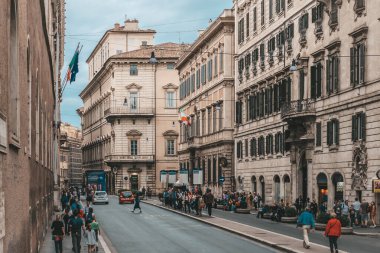 Roma, İtalya - 23 Ekim 2019: Roma şehir merkezindeki İtalyan caddesinde eski mimari binalar