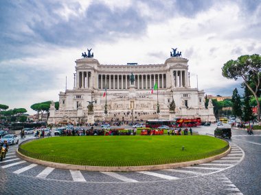 Roma, İtalya - 23 Ekim 2019: Roma 'daki ünlü büyük beyaz bina Victor Emmanuel II anıtı 