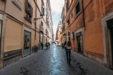 Roma, İtalya - Ekim 2019: Eski şehrin dar sokaklarında yerel halk ve turistlerin yürüdüğü tarihi Roma sokakları