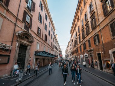 Roma, İtalya - Ekim 2019: Eski şehrin dar sokaklarında yerel halk ve turistlerin yürüdüğü tarihi Roma sokakları