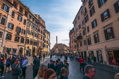 Roma, İtalya - Ekim 2019: Eski şehrin dar sokaklarında yerel halk ve turistlerin yürüdüğü tarihi Roma sokakları