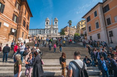 Roma, İtalya - Ekim 2019: Güneşli bir günde İspanyol Merdivenlerinde çok sayıda turist, Roma, İtalya
