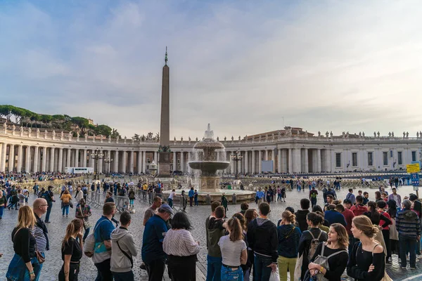 Vatikán, Řím, Itálie - Circa Říjen 2019: náměstí Piazza San Pietro a bazilika di San Pietro ve Vatikánu s turisty na ulici — Stock fotografie