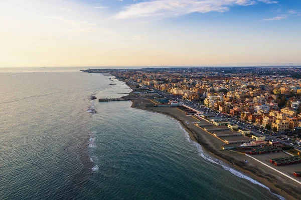 Luftaufnahme des Strandes von Ostia bei Rom, Italien. wunderschöner Blick auf Meer, Küste und Stadt von oben, Drohnenbild — Stockfoto