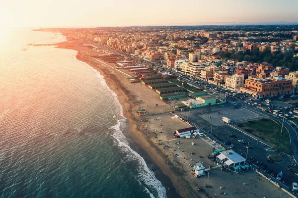 Praia de óstia vista aérea de drone. Ostia Lido perto de Roma, Itália. Bela vista mar, costa e cidade ao pôr do sol de cima — Fotografia de Stock