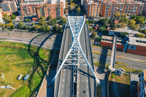 Puente de metal blanco sobre el ferrocarril en uno de los distritos de Roma, Italia, vista aérea desde el dron —  Fotos de Stock