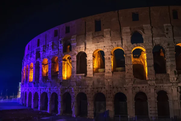 Het Colosseum of Colosseum 's nachts, prachtig historisch gebouw, symbool van Rome, Italië — Stockfoto