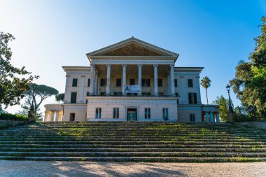 Villa Torlonia Müzesi parkta, Roma, İtalya. Güzel eski tarihi beyaz bina