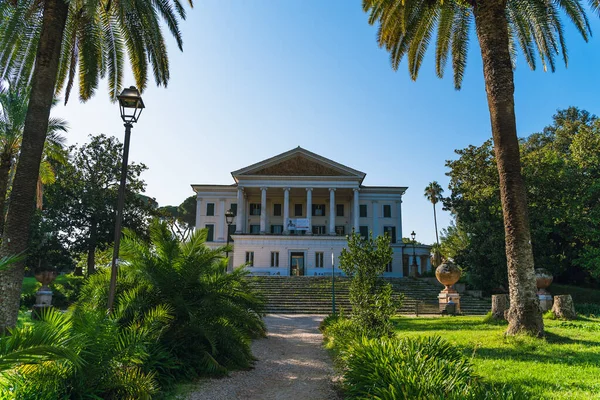 Museum Villa Torlonia di taman, Roma, Italia. Bangunan putih bersejarah yang indah. — Stok Foto