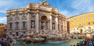 Roma, İtalya - Ekim 2019: Roma, İtalya 'da birçok turistle ünlü Trevi Çeşmesi. Barok mimarisi ve simgesi
