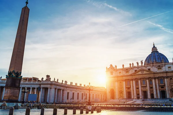 Saint Peter basilica in Vatican or Basilica Papale di San Pietro in Vaticano Rome, Italy at sunset in warm autumn evening — Stock Photo, Image