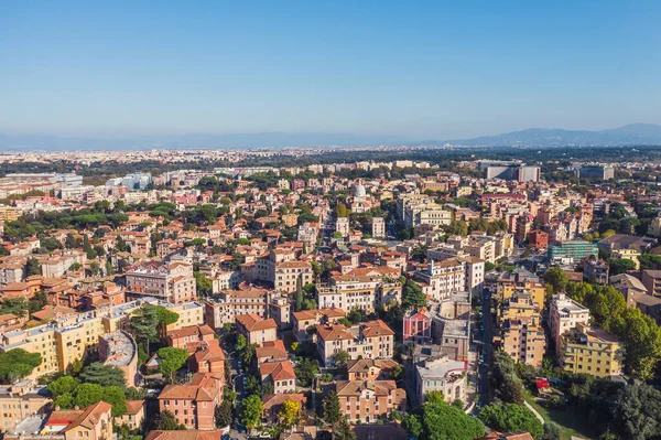 Zona residencial con edificios en Roma, Italia. Muchas casas naranjas y amarillas, Vista aérea desde el dron — Foto de Stock