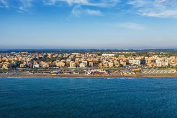 Luftaufnahme des Strandes von Ostia bei Rom, Italien. wunderschöner Blick auf Meer, Küste und Stadt von oben, Drohnenbild — Stockfoto